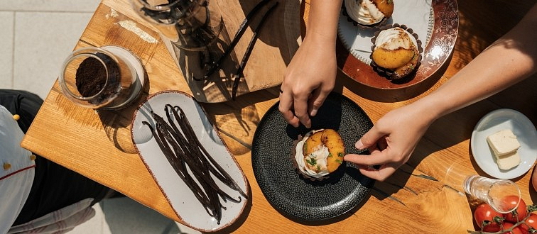 Vanilkový cheesecake s dekoracemi