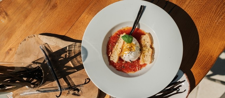 Vanilkovo-rajčatová polévka na talíři