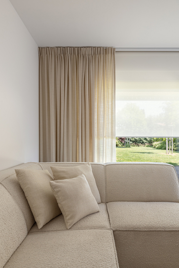 Jak vybrat tu správnou látku na látkové rolety: Praktický průvodce funkčností a designem