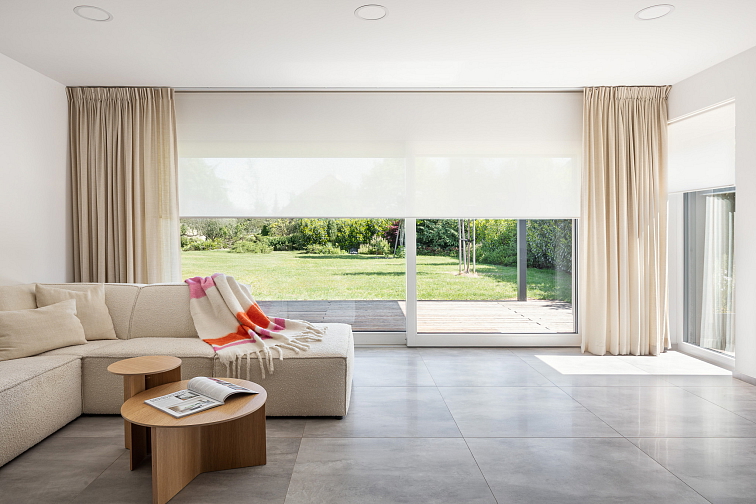 Jak vybrat tu správnou látku na látkové rolety: Praktický průvodce funkčností a designem