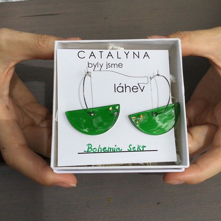 Náušnice Eudokia z láhve Bohemia sekt se třpytkami na kroužku