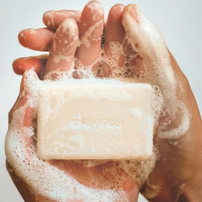 Davines Essential Haircare Love Smoothing Shampoo Bar – tuhý šampon pro nepoddajné a krepaté vlasy 100 g