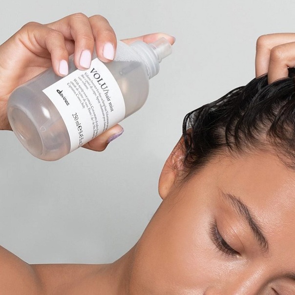 Davines Essential Volu Hair Mist - bezoplachový sprej na podporu objemu od kořínků 250 ml
