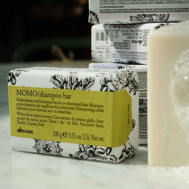 Davines Essential Haircare Momo Shampoo Bar – tuhý šampon pro suché vlasy 100 g