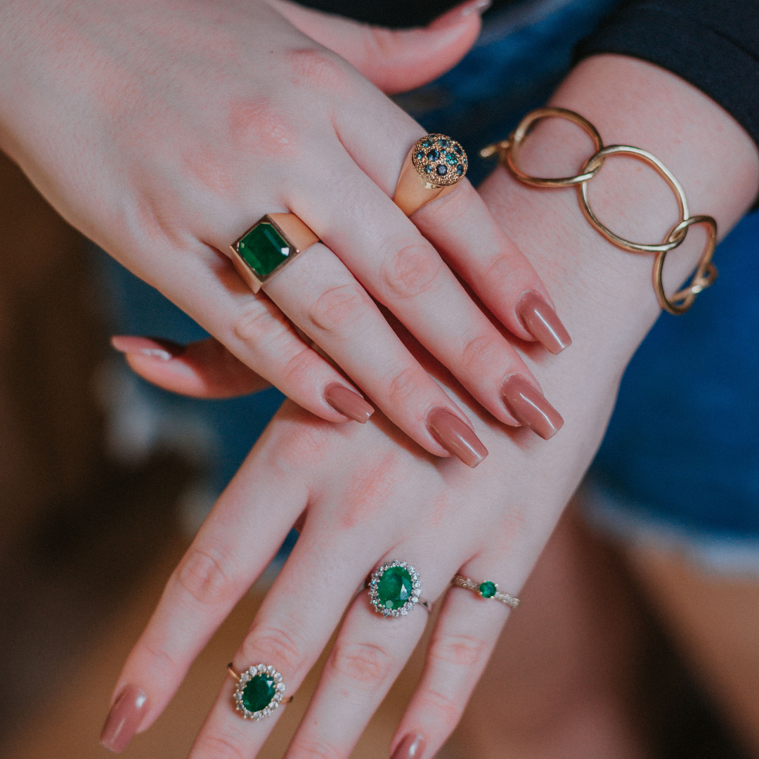 14-karátové zlaté náušnice Clover Chic so zeleným kameňom