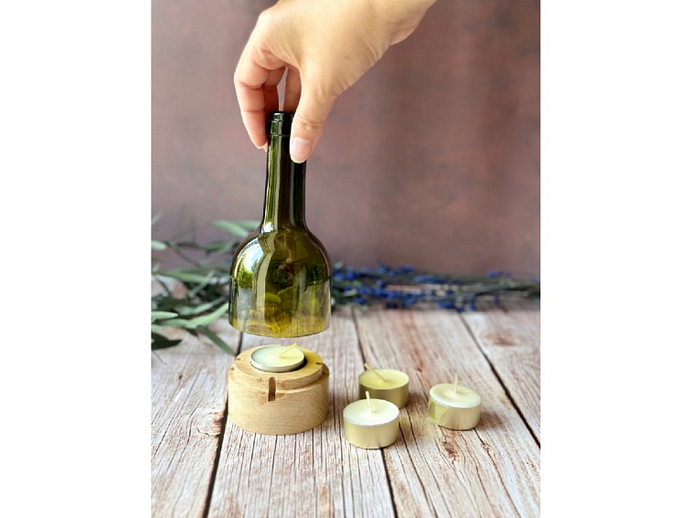 SVÍCEN Z VINNÉ LAHVE ZELENÝ