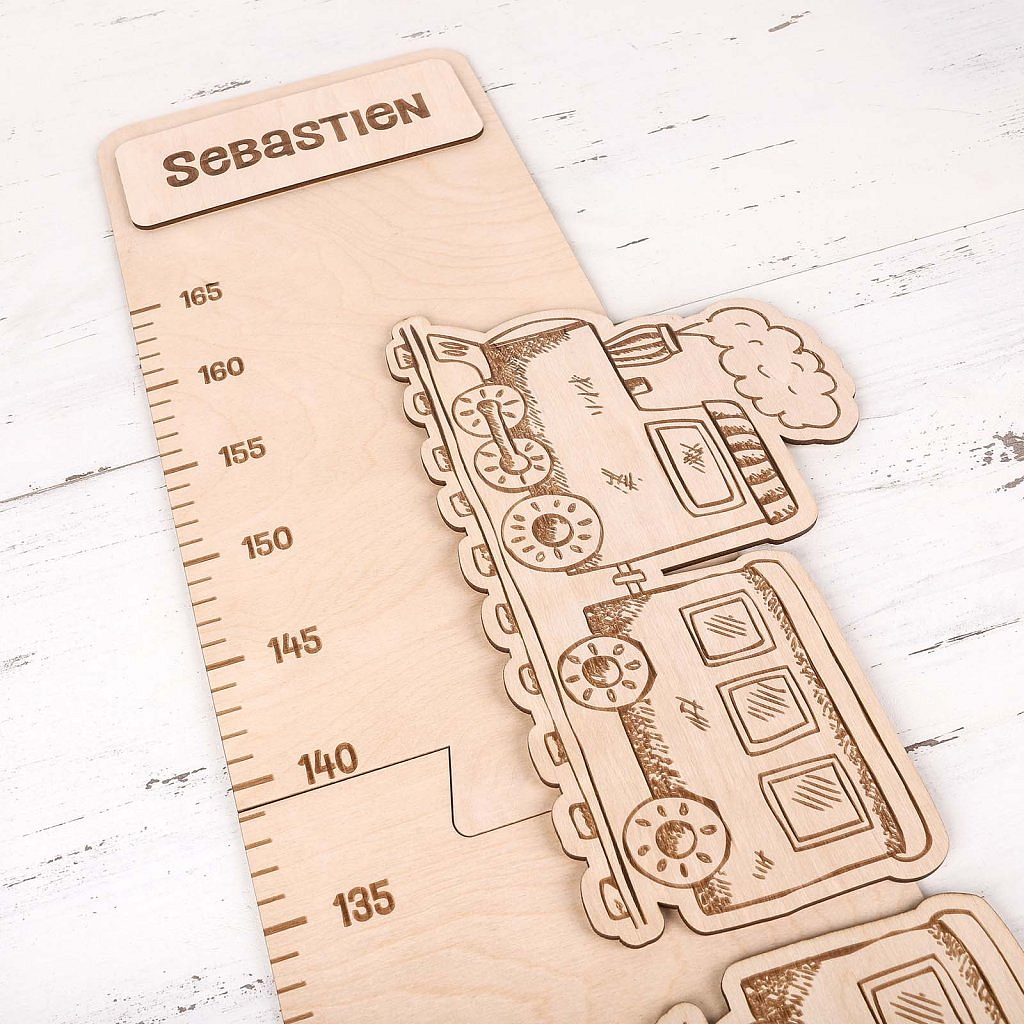 Dřevěný metr na stěnu se jménem na míru - vlak