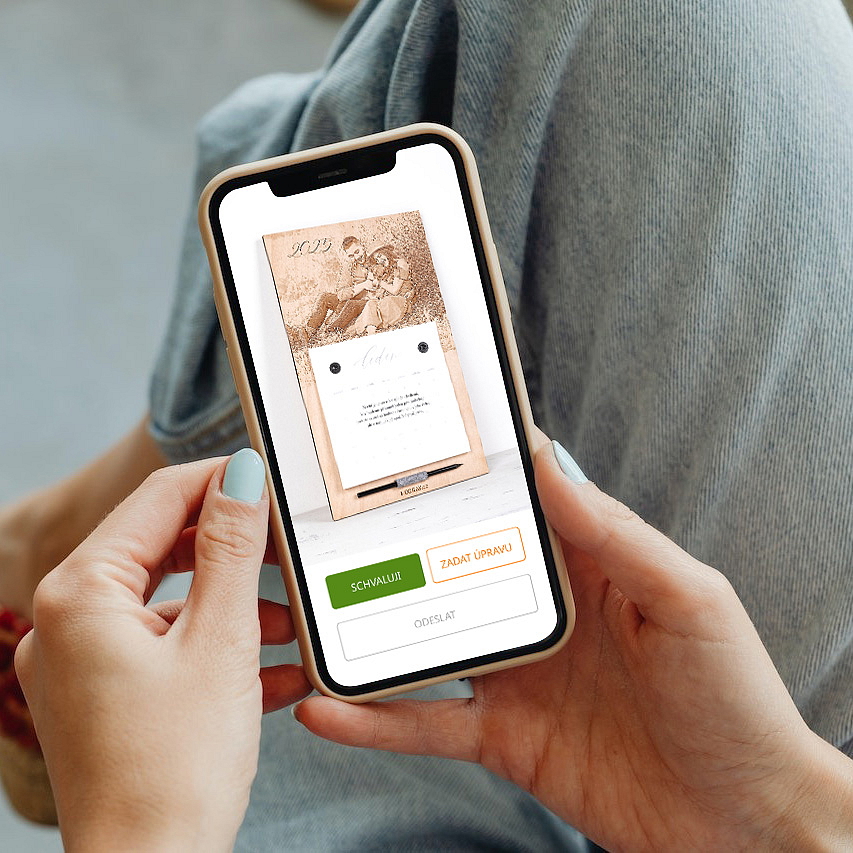 Dřevěný kalendář s fotografií na rok 2026