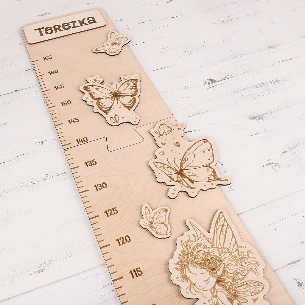 Dřevěný metr na stěnu se jménem na míru - víla