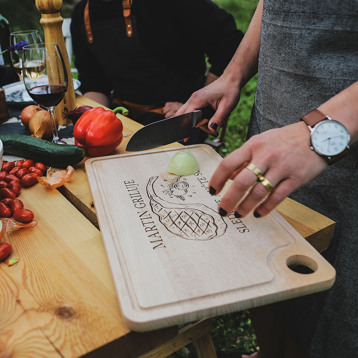Masivní dubové grilovací prkénko s drážkou - s vlastním motivem