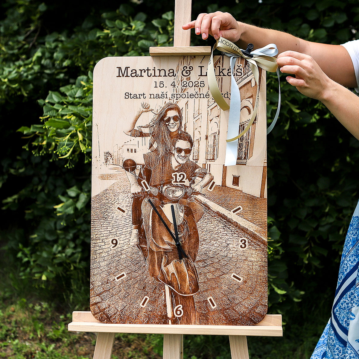 Uvítací cedule s fotografií a hodinami