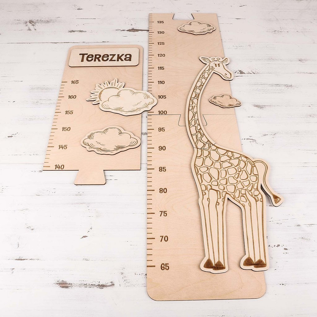 Dřevěný metr na stěnu se jménem na míru - žirafa