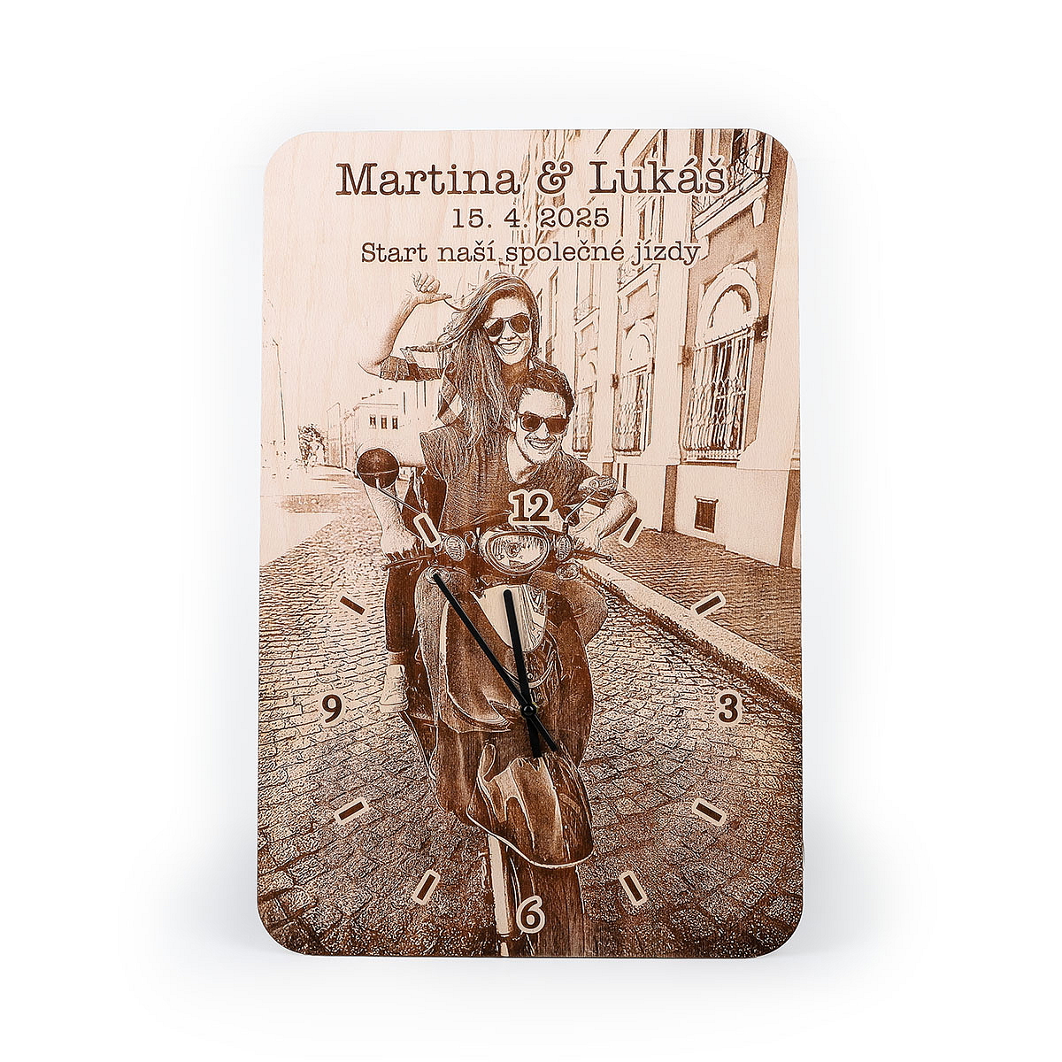 Uvítací cedule s fotografií a hodinami