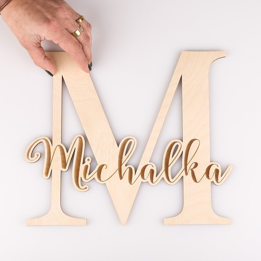 Písmeno na dveře s gravírovaným jménem