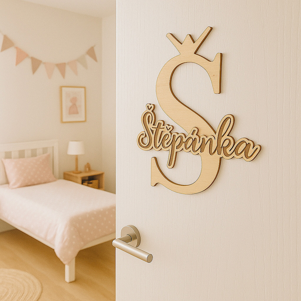 Písmeno na dveře s gravírovaným jménem