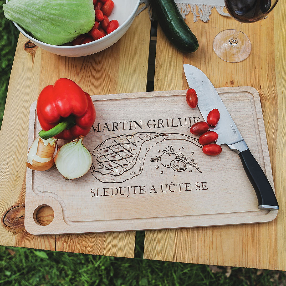 Masivní dubové grilovací prkénko s drážkou - s vlastním motivem