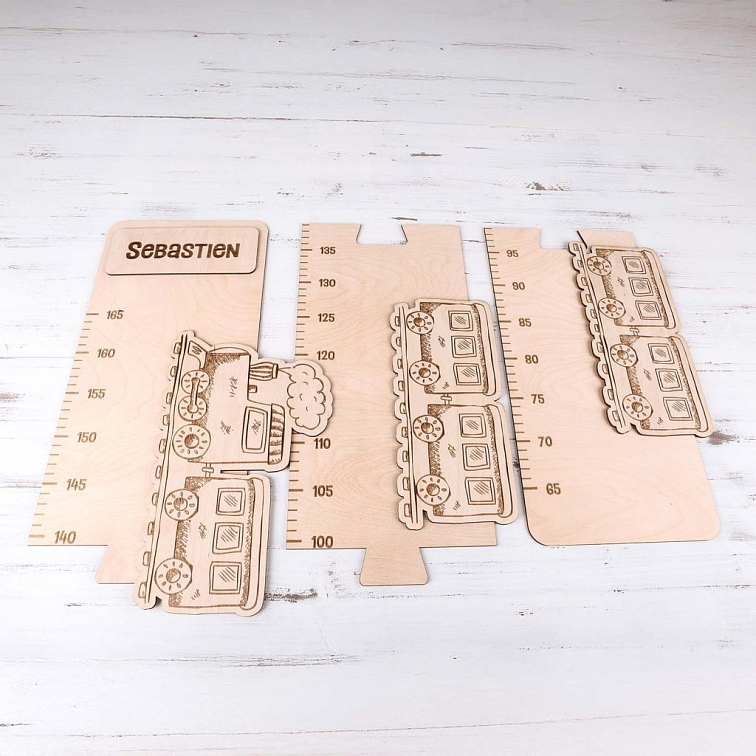 Dřevěný metr na stěnu se jménem na míru - vlak