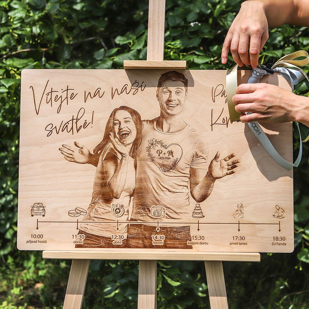 Uvítací cedule s fotografií a svatebním programem