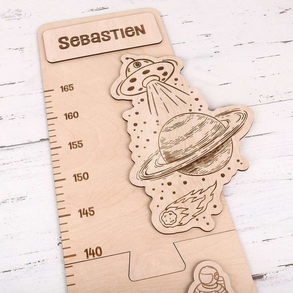 Dřevěný metr na stěnu se jménem na míru - vesmír