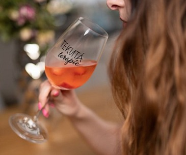 Sklenička na víno s potiskem Tekutá terapie