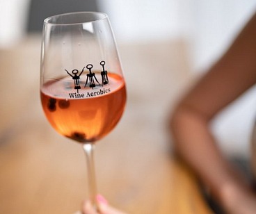 Sklenička na víno s potiskem Wine Aerobics