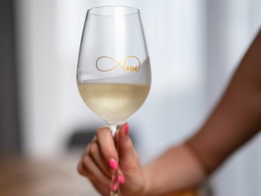 Sklenička na víno s potiskem Nekonečná láska