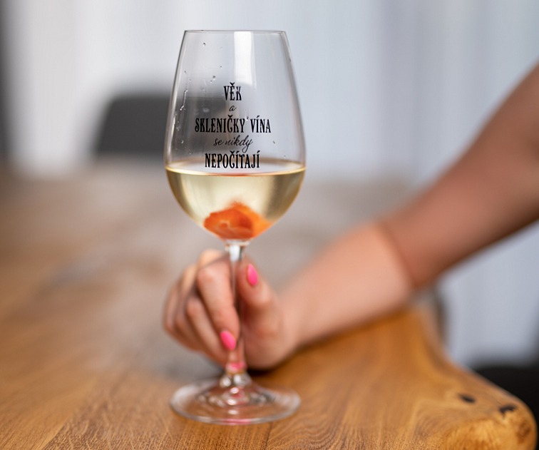Sklenička na víno s potiskem Věk a skleničky vína se nepočítají