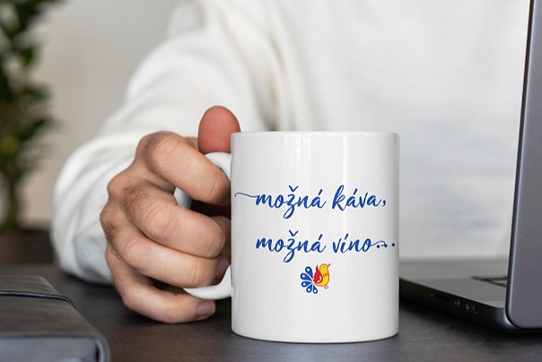 Hrneček s potiskem Možná káva, možná víno a motivem kohouta