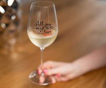 Sklenička na víno s potiskem All you need is wine