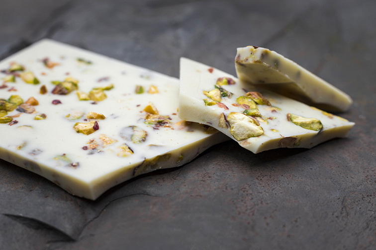 ATLAS - bílá bean to bar čokoláda s pistáciemi a 44% obsahem kakaového másla