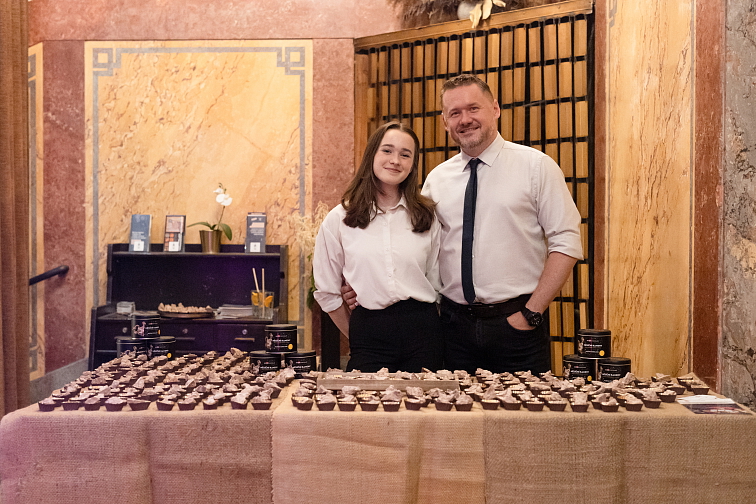 PROXIMA CENTAURI - mléčná bean to bar čokoláda s 63% obsahu kakaa z Mexika a slaným karamelem