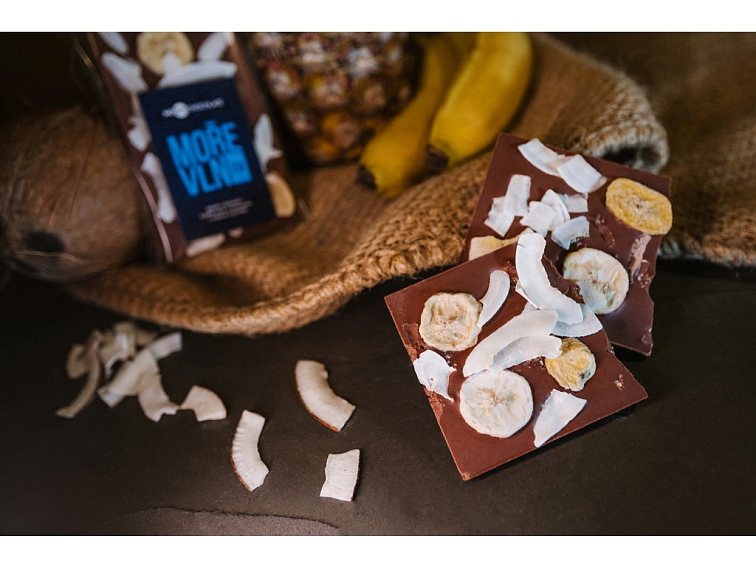 MOŘE VLN 2.0 - mléčná bean to bar čokoláda s kokosem, banánem a ananasem