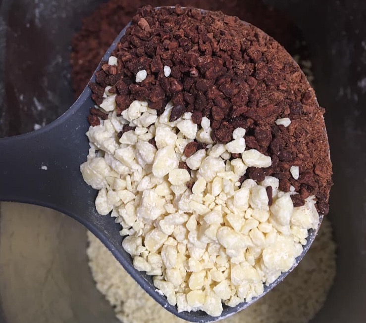 lámaná MAIA - bílá čokoláda s 44% obsahem kakaového másla