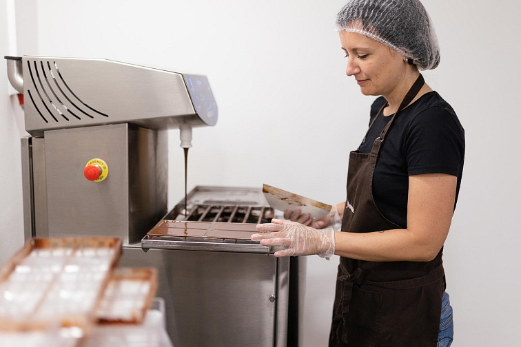 MOŘE OBLAKŮ 2.0 - druhá generace mléčné bean to bar čokolády s ořechy s 53% podílem kakaa z Kolumbie