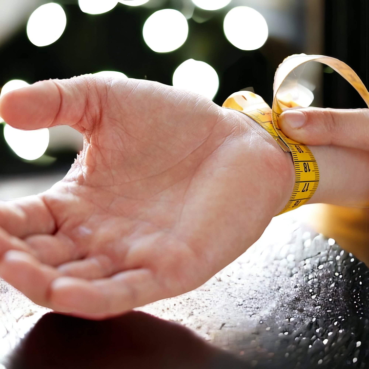 Náramek černo zlatý s korunkou se zirkony